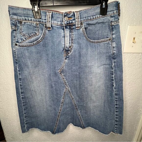 Levi's Jeans Denim Medium Blue Wash Skirt Western Country Festival Raw Hem Sz 12 - Picture 2 of 10